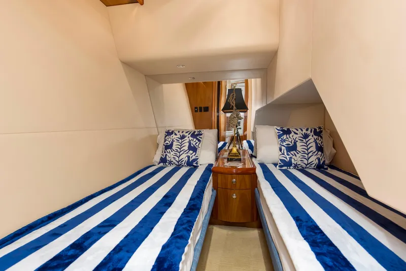 Lady A Yacht Photos Pics 2008 54 Hatteras 54 Convertible Lady A Stbd Guest Stateroom