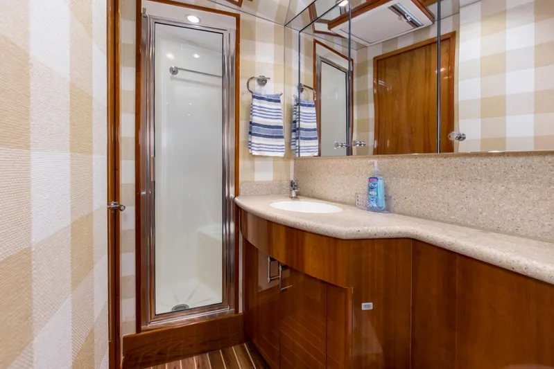 Lady A Yacht Photos Pics 2008 54 Hatteras 54 Convertible Lady A Guest Head