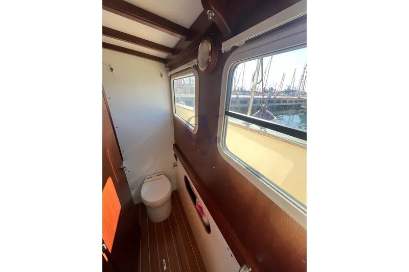  Yacht Photos Pics Interior of 2012 Sibma Navale Italiana Armstrong 12 boat, featuring a compact bathroom.