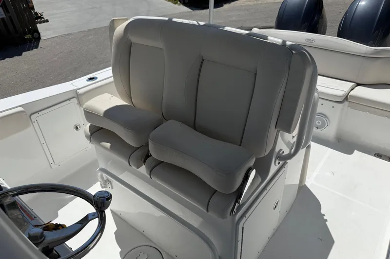  Yacht Photos Pics 2023 Sea Hunt Ultra 275 SE boat seat and helm station.