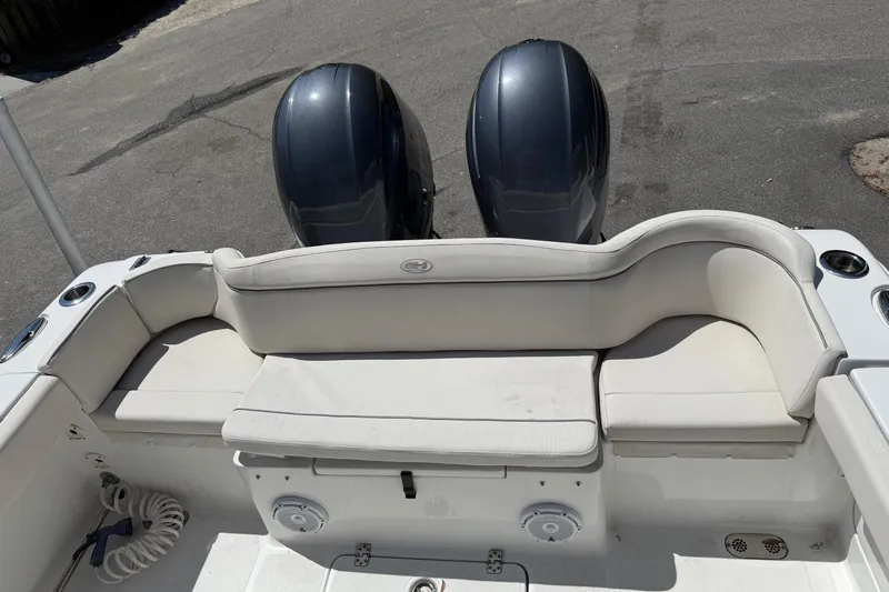  Yacht Photos Pics Rear view of Sea Hunt Ultra 275 SE boat, 2023 model.