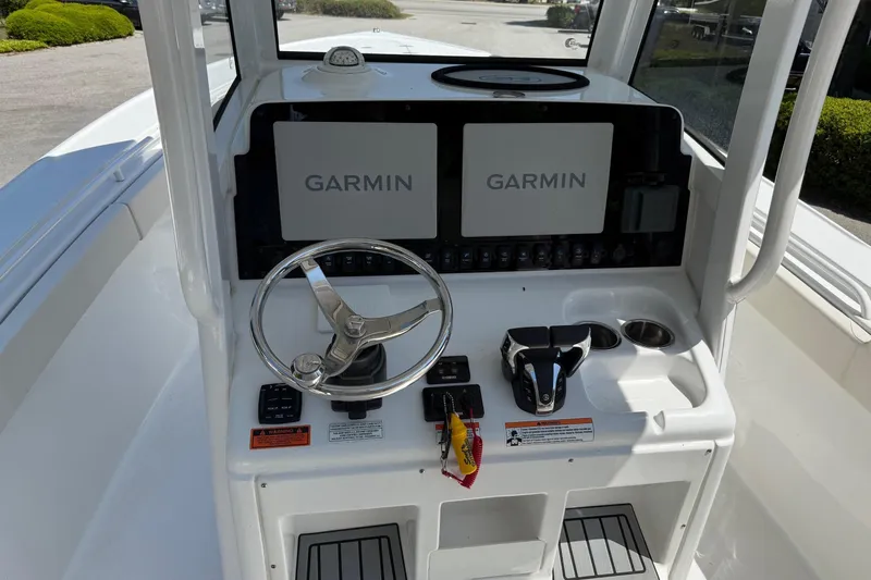  Yacht Photos Pics Sea Hunt Ultra 275 SE 2023 helm with Garmin displays.