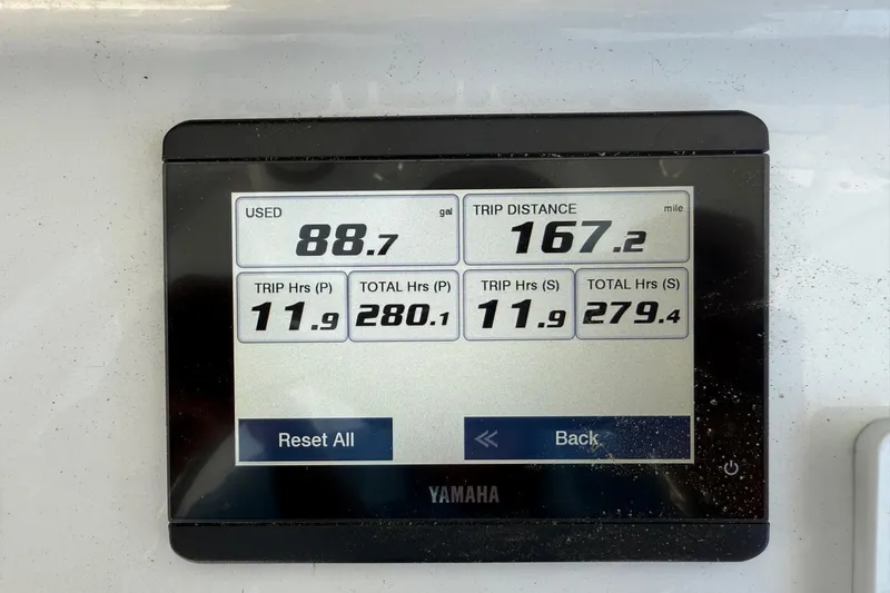  Yacht Photos Pics Yamaha display on Sea Hunt Ultra 275 SE boat, 2023 model.