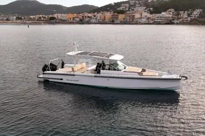 2023 Axopar 37 Sun-Top