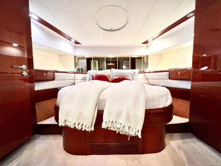 Por Fin Yacht Photos Pics Luxurious master bedroom in a 1999 Fairline Squadron 65 yacht.