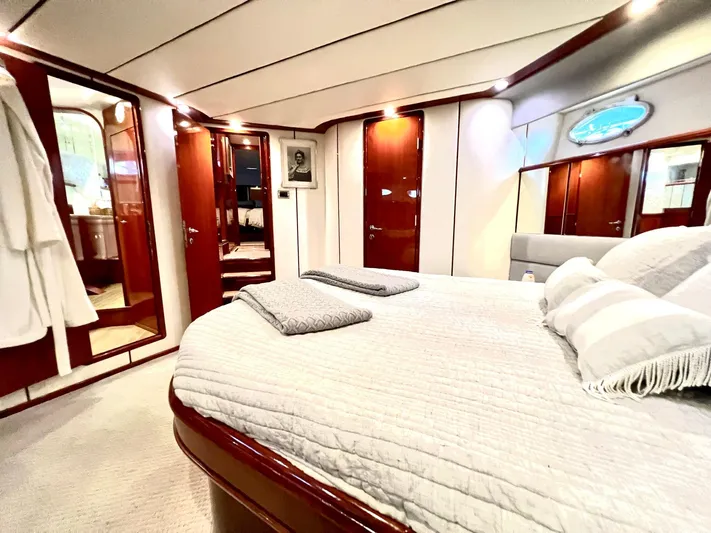 Por Fin Yacht Photos Pics Luxurious master bedroom on a 1999 Fairline Squadron 65 yacht.