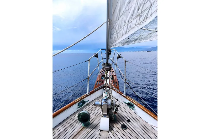 Begonia Yacht Photos Pics Sailing on a 1988 Custom Atkin & Lange Cutter, open sea view, clear sky.