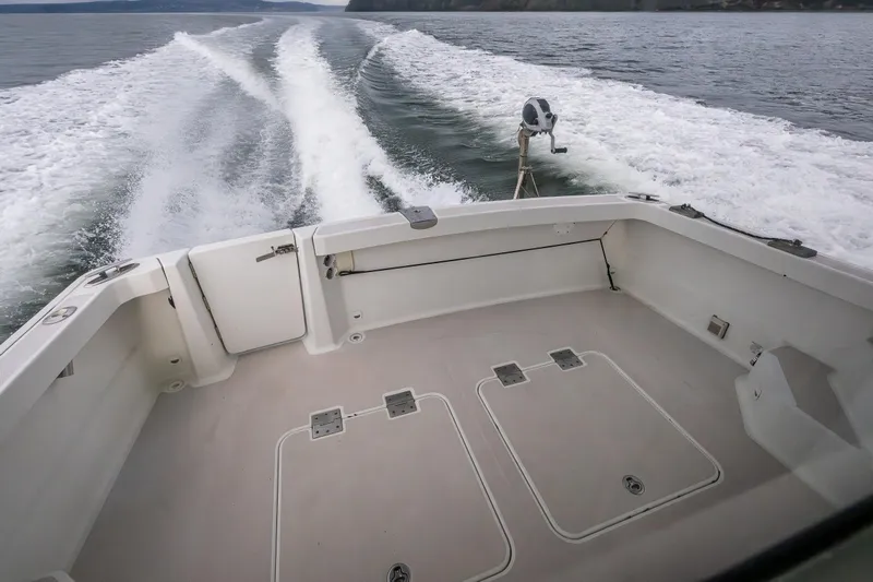 Ha Kin Yacht Photos Pics 2008 Back Cove 33 boat cruising, view from deck showing wake and open water.