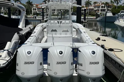 Regulator 34 Center Console