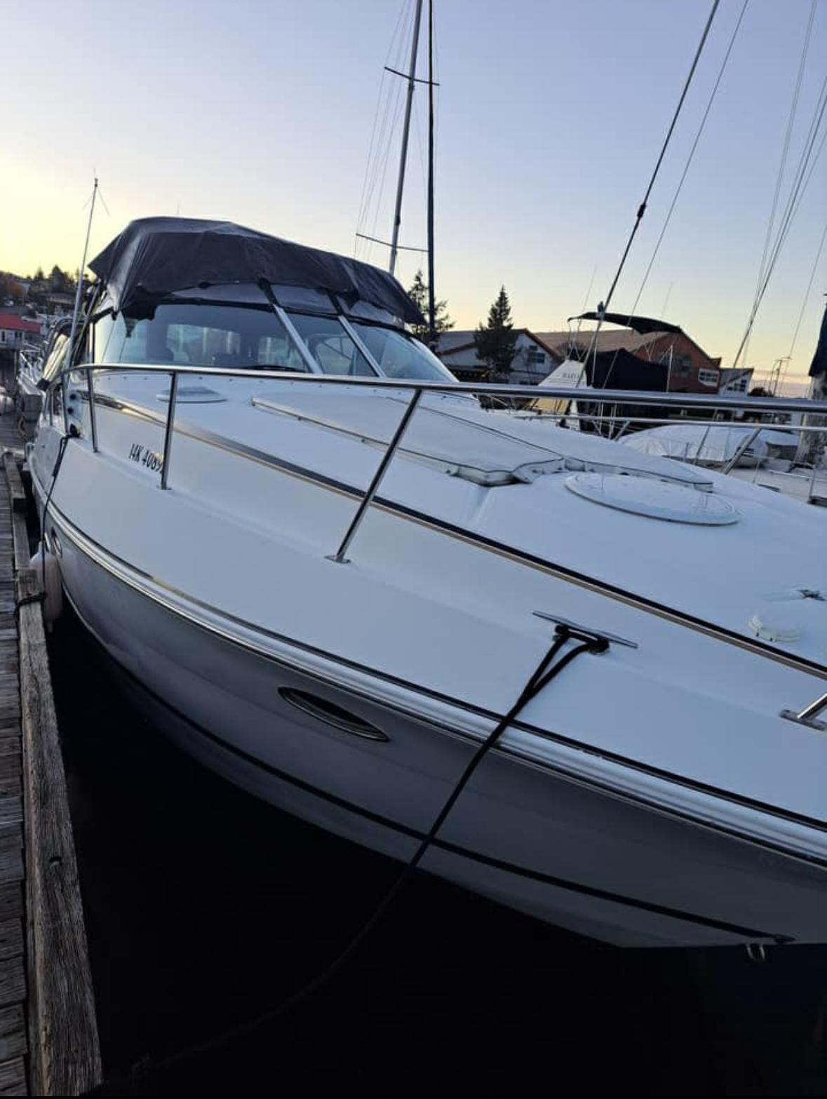 4370 Express; 440 Express | HMY Yachts
