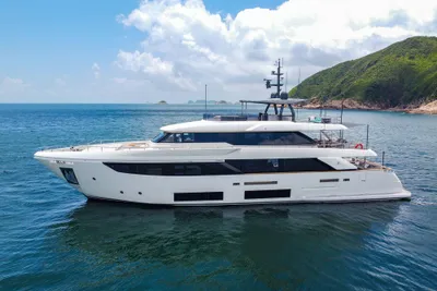 Custom Line Navetta 33