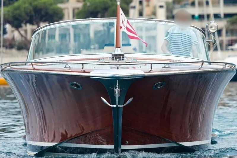 Visionnaire Yacht Photos Pics J Craft Torpedo 42 boat, 2010 model, cruising on water with a blurred background.