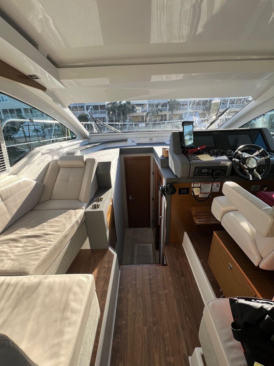 2018 Cruisers Yachts 42 