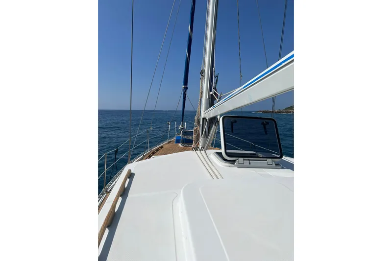 Giksea Yacht Photos Pics Sailing on a 1989 Franchini Atlantide 42 yacht, open sea view.