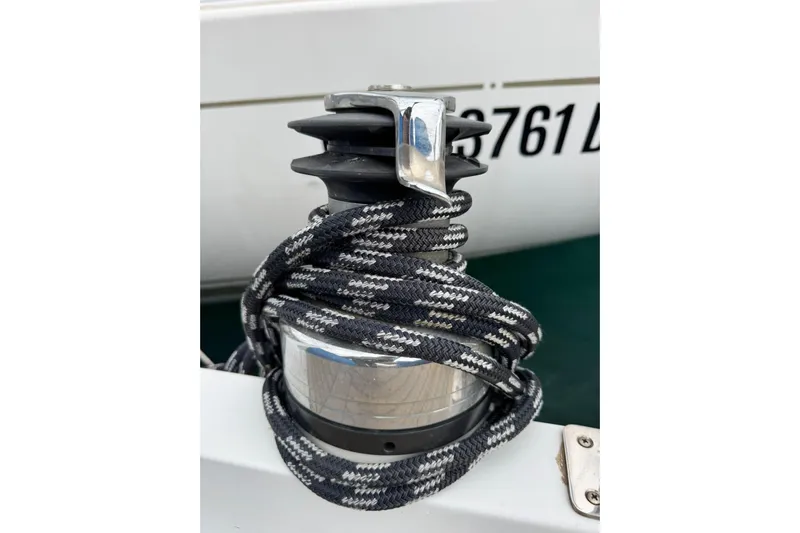 Giksea Yacht Photos Pics Winch with rope on 1989 Franchini Atlantide 42 yacht.