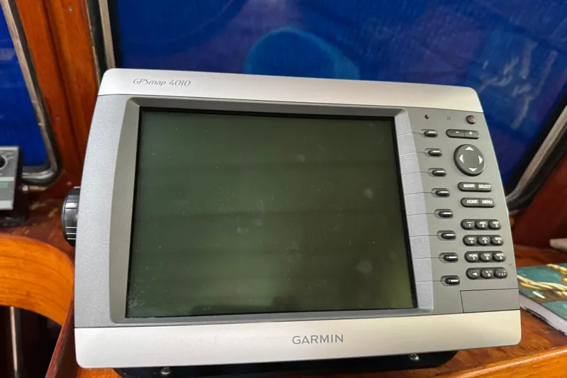 Giksea Yacht Photos Pics Garmin GPSmap 4010 on 1989 Franchini Atlantide 42 yacht dashboard.