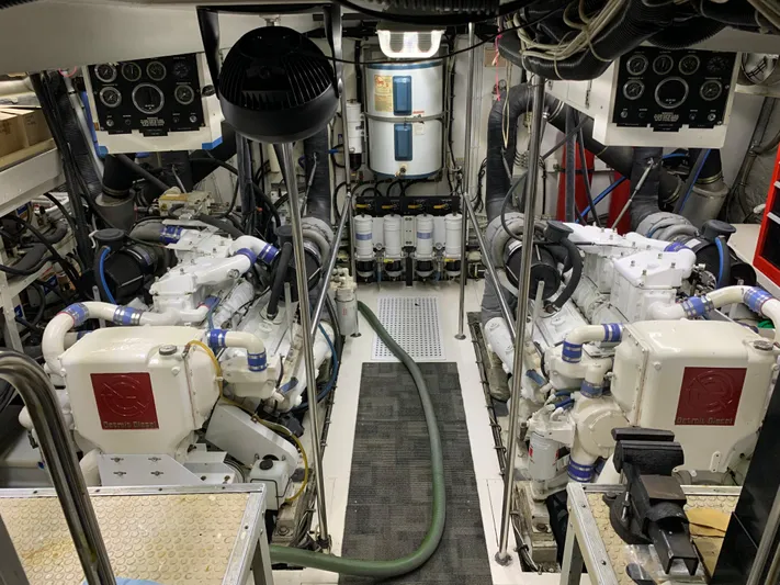 Ave Marina Yacht Photos Pics 