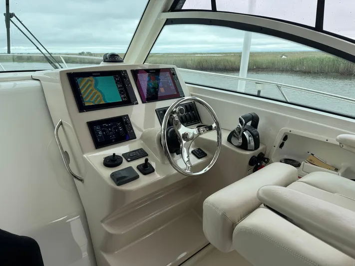  Yacht Photos Pics 2019 Boston Whaler 315 Conquest helm with modern navigation displays and controls.