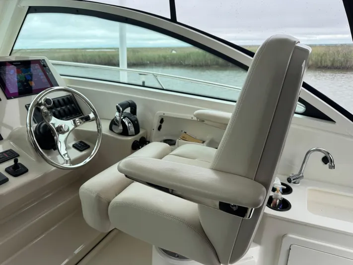  Yacht Photos Pics Captain's chair and helm of 2019 Boston Whaler 315 Conquest boat, featuring modern controls.