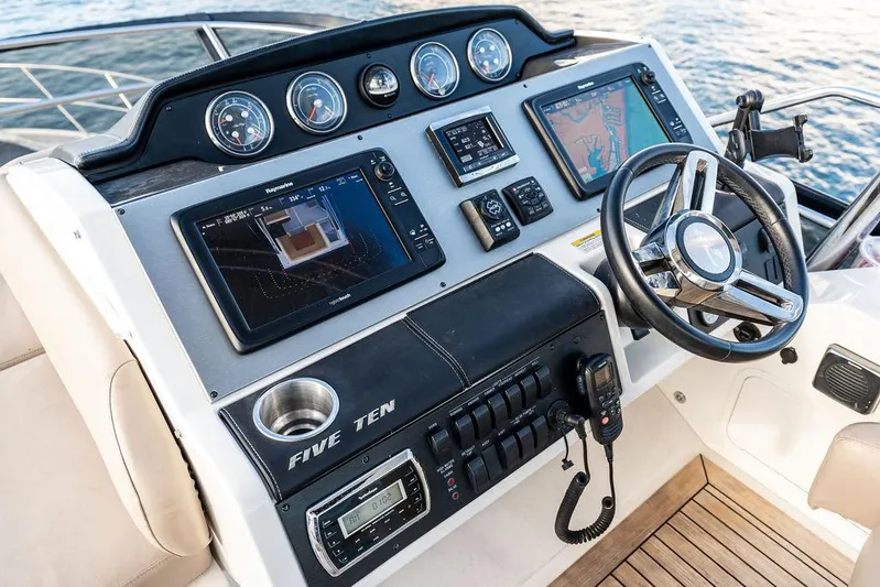  Yacht Photos Pics 2015 Sea Ray 510 Fly helm with advanced navigation systems and controls.