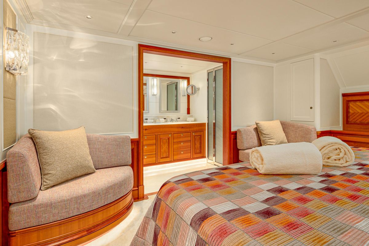 2019 Hunt Yachts 76 