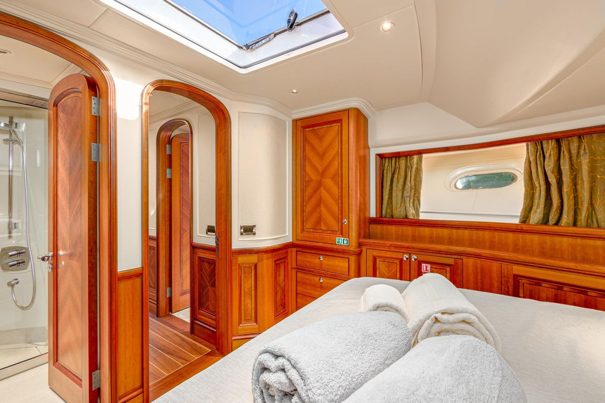 2019 Hunt Yachts 76 