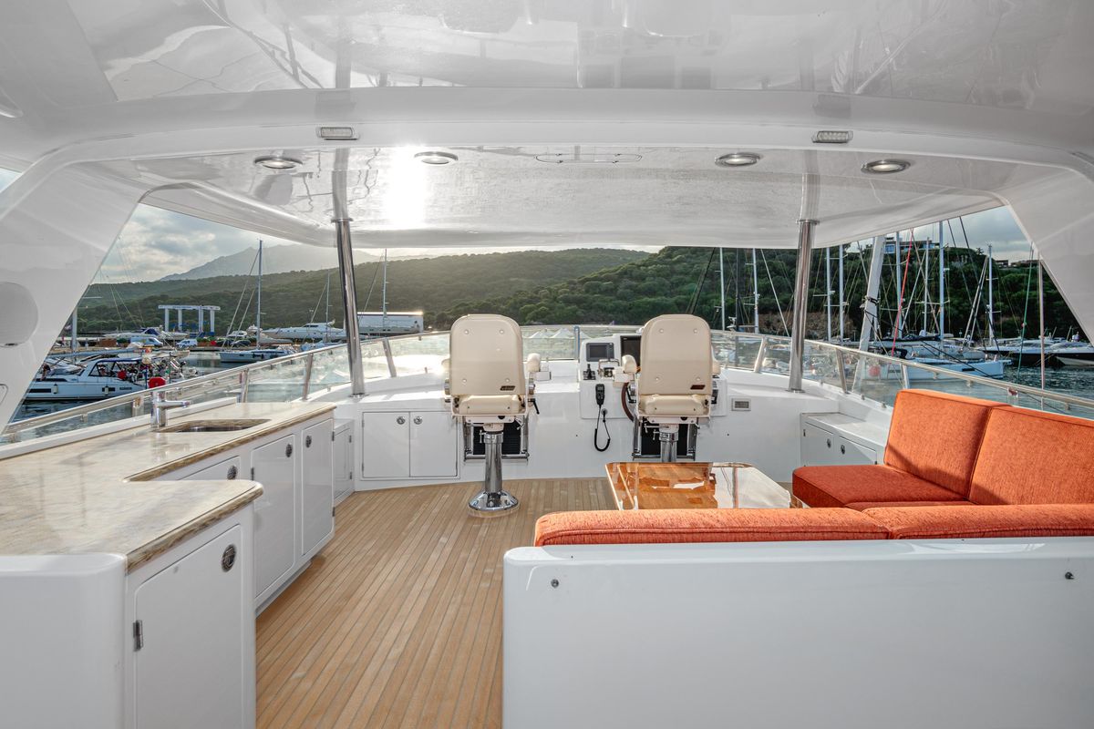 2019 Hunt Yachts 76 