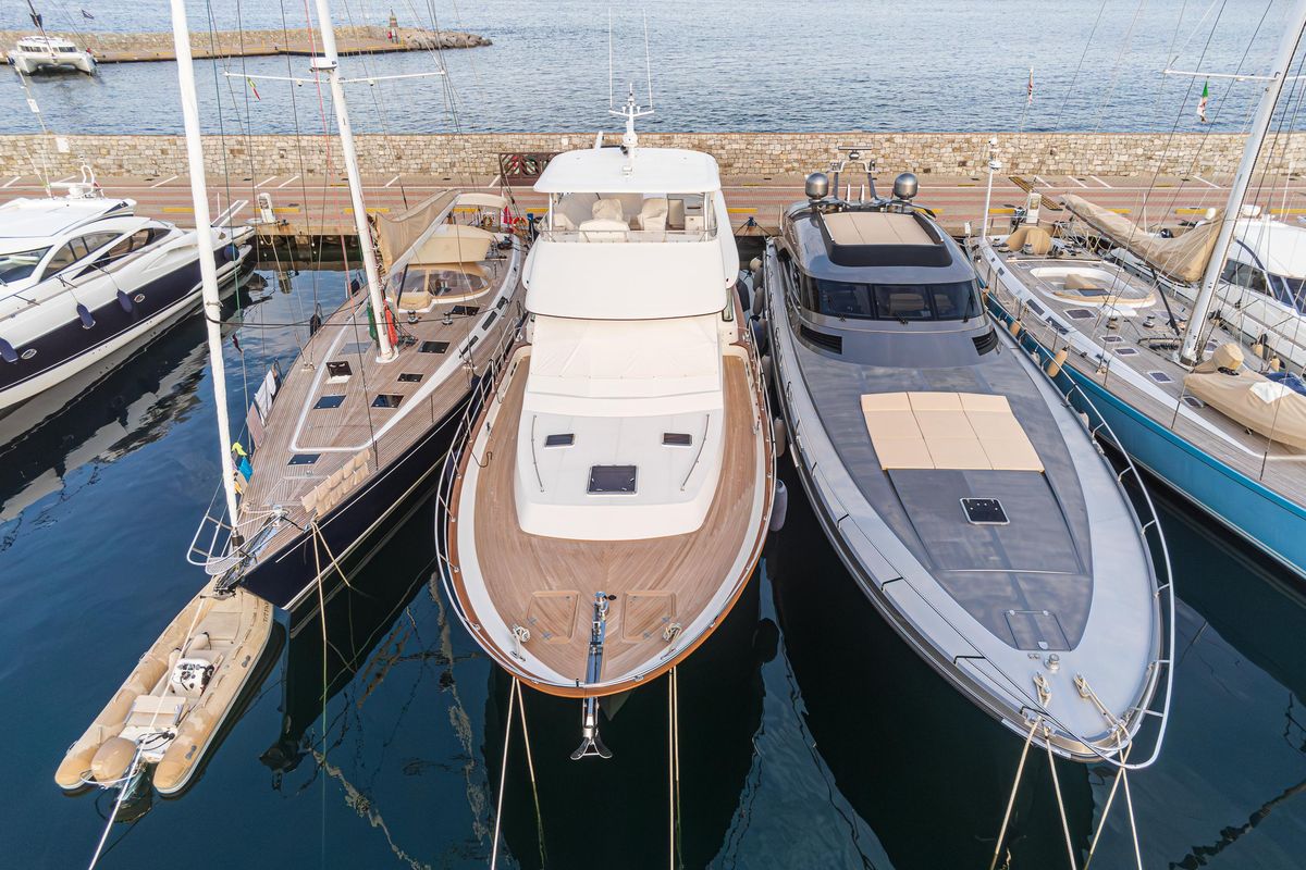 2019 Hunt Yachts 76 