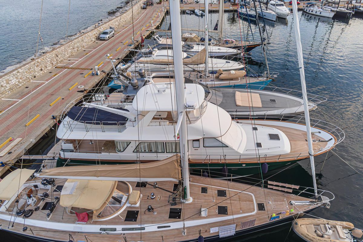 2019 Hunt Yachts 76 