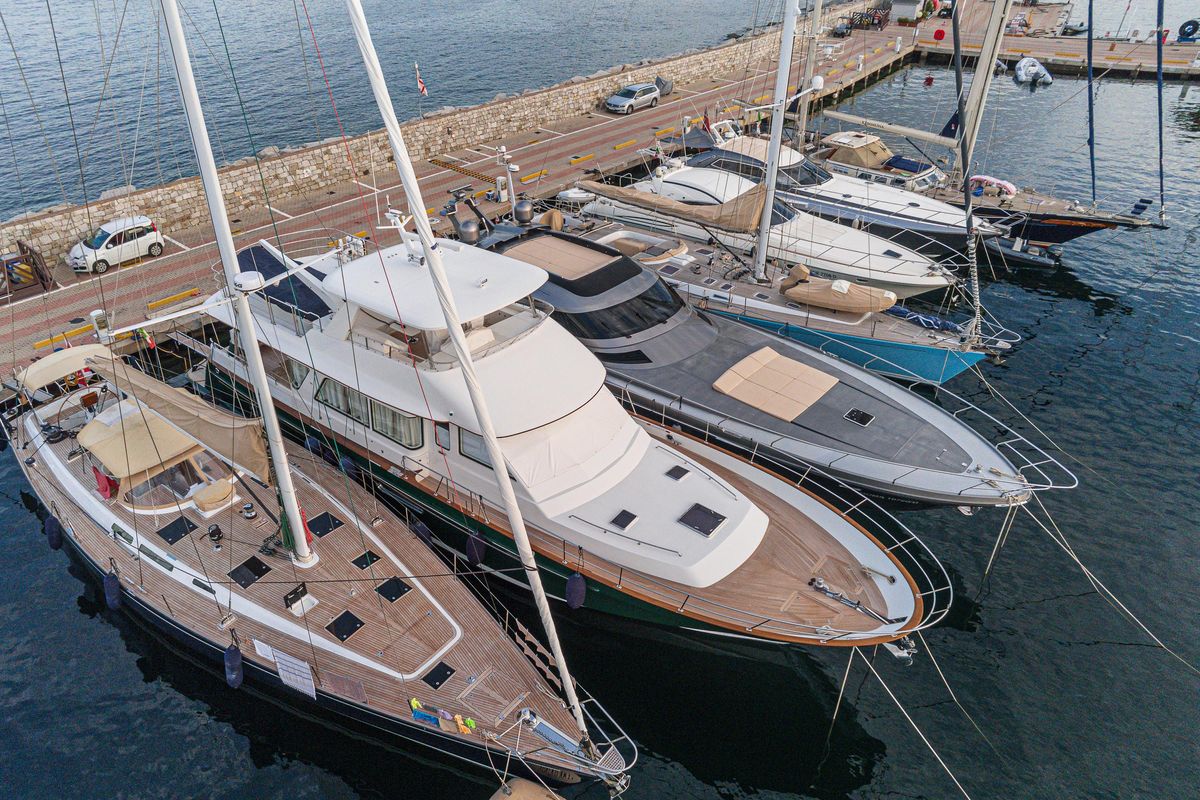 2019 Hunt Yachts 76 
