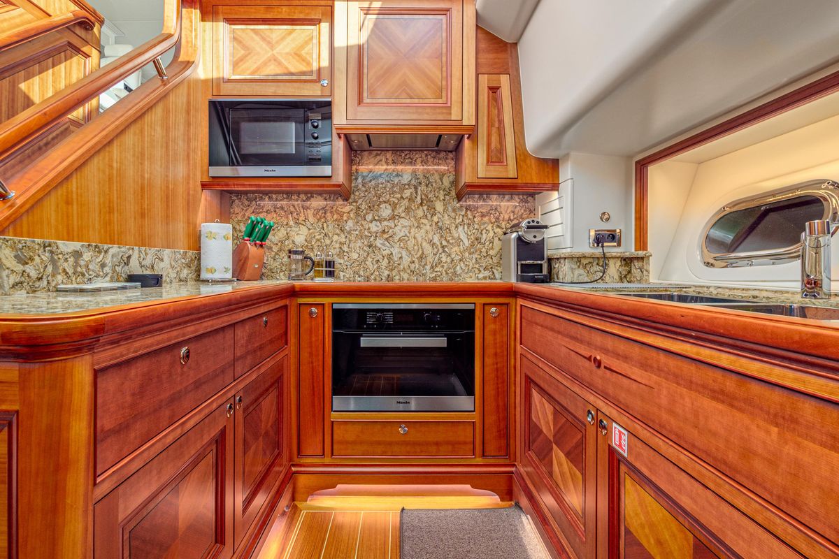 2019 Hunt Yachts 76 