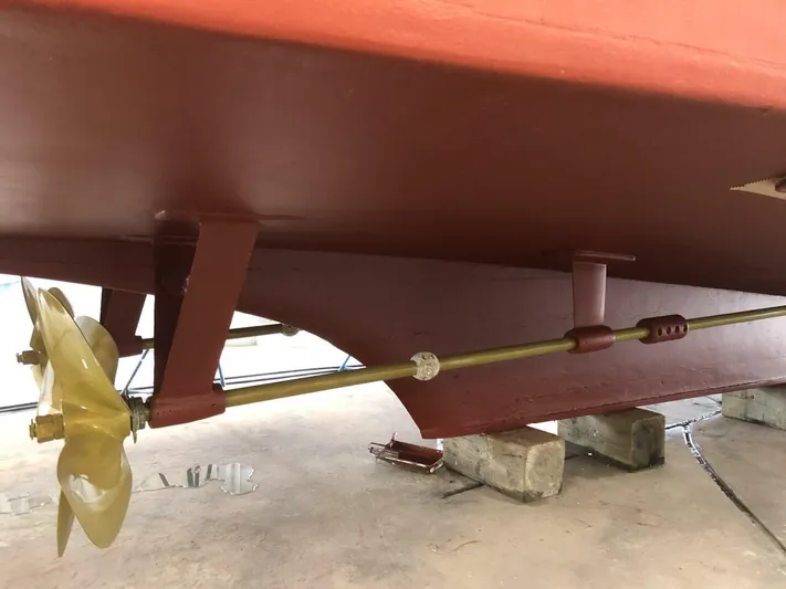 Dovetail Yacht Photos Pics Close-up of 1972 Trumpy 72 Houseboat propeller and shaft.