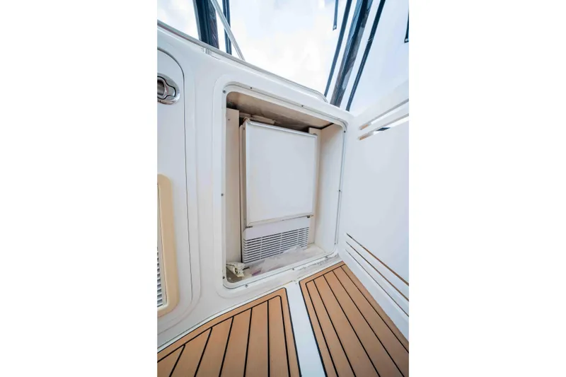  Yacht Photos Pics 1999 Sea Ray 480 Sedan Bridge yacht interior with built-in refrigerator.