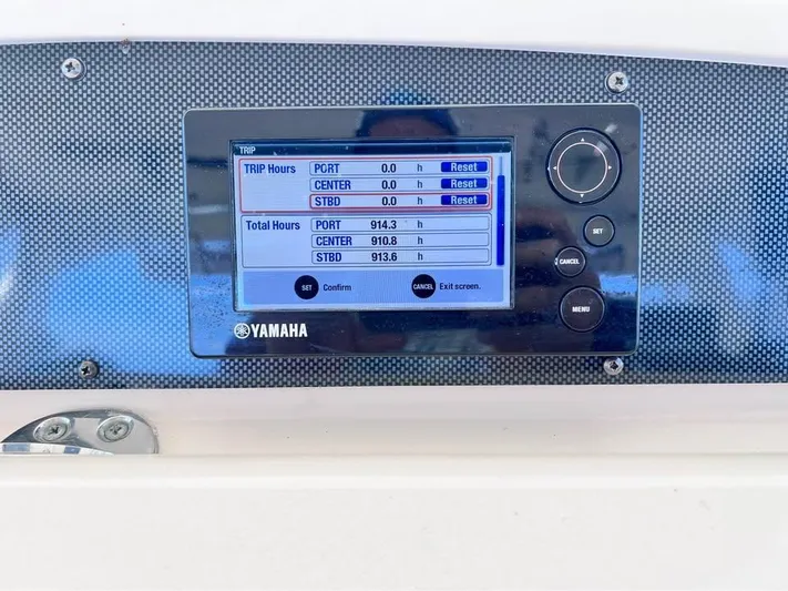  Yacht Photos Pics Yamaha display showing engine hours on a 2005 Grady-White Express 360 boat.
