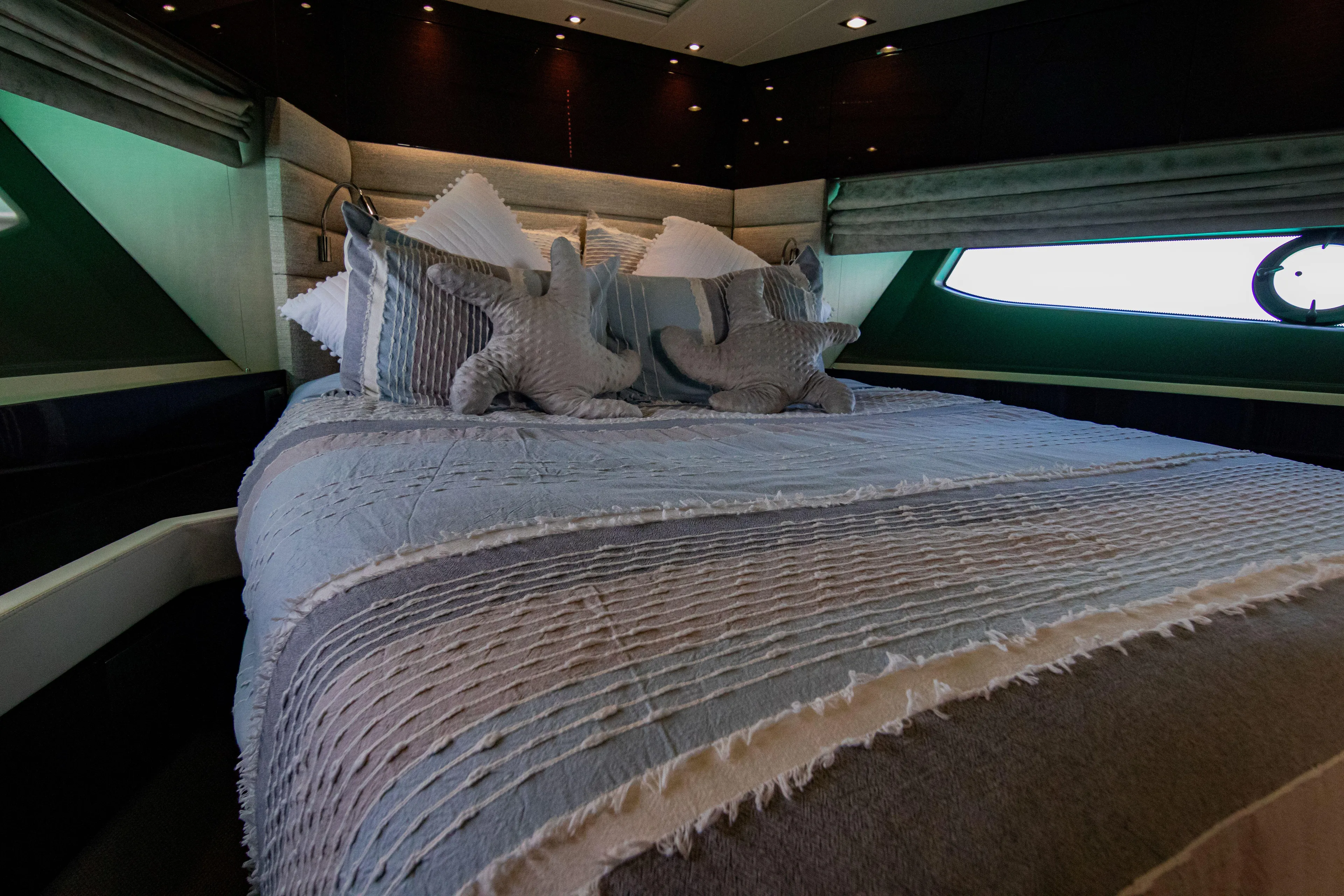 O Legasea Yacht Photos Pics Luxurious bedroom interior of 2018 Sunseeker Manhattan 66 yacht.