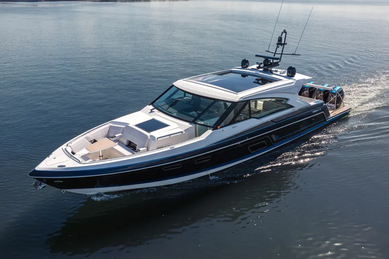 No Name Yacht Photos Pics 2022 Formula 500 Super Sport Crossover cruising on calm water.