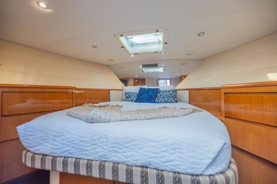 1999 Hatteras 52 Sport Deck Motor Yacht