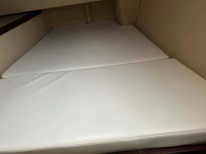 Felice Yacht Photos Pics Interior cabin bed of 1998 Fountaine Pajot Athena 38 catamaran.