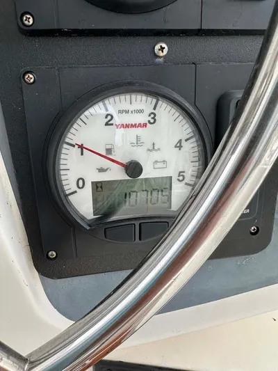 Felice Yacht Photos Pics Yanmar RPM gauge on 1998 Fountaine Pajot Athena 38 catamaran, showing 1070.5 hours.