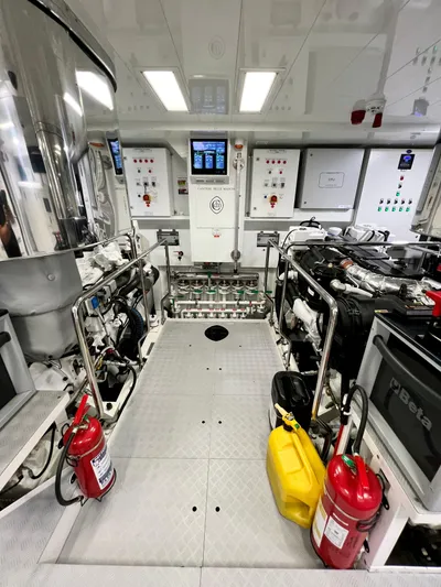  Yacht Photos Pics Engine Room