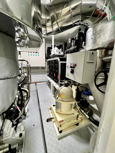  Yacht Photos Pics Engine Room