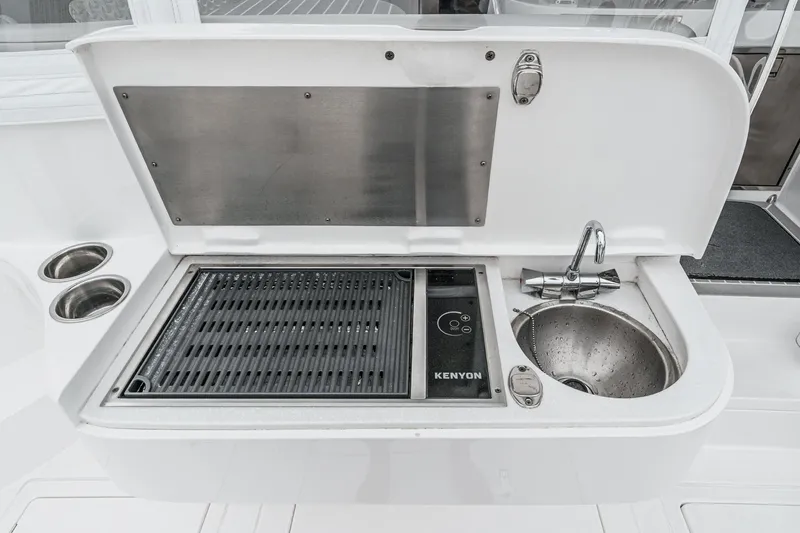 R&r 5 Yacht Photos Pics Outdoor kitchen on 2022 Intrepid 477 Evolution yacht with grill and sink.