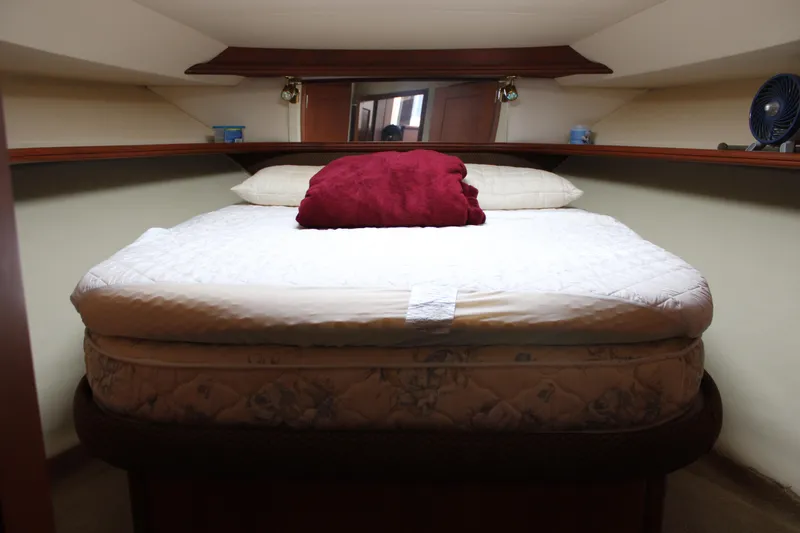 Worth The Wake Yacht Photos Pics 2006 Silverton 42 Convertible yacht cabin with cozy bed and pillows.