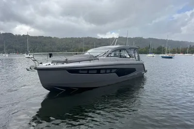 Sealine S335