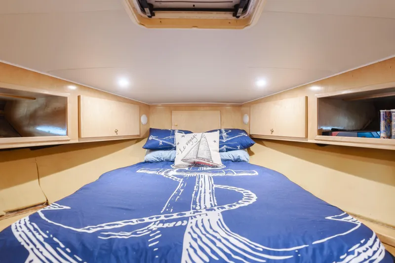 Silvius Brabo Yacht Photos Pics Cozy cabin bedroom in 2000 Navigator 53 Classic yacht with nautical-themed bedding.