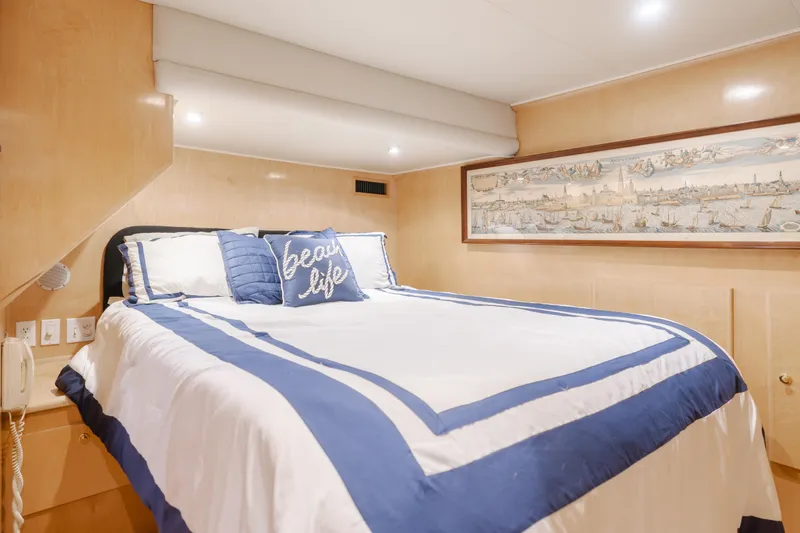 Silvius Brabo Yacht Photos Pics Cozy bedroom in 2000 Navigator 53 Classic yacht with nautical decor and comfortable bedding.