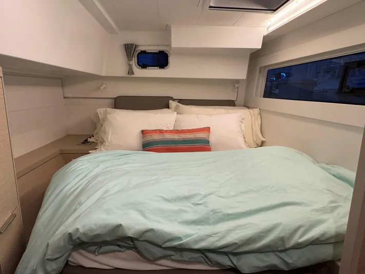 Encore Yacht Photos Pics Cozy bedroom in 2021 Lagoon 40 yacht with plush bedding and modern design.