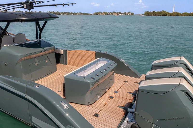  Yacht Photos Pics Luxury 2025 Buddy Davis PININFARINA 47 CC boat with sleek design and powerful engines on water.