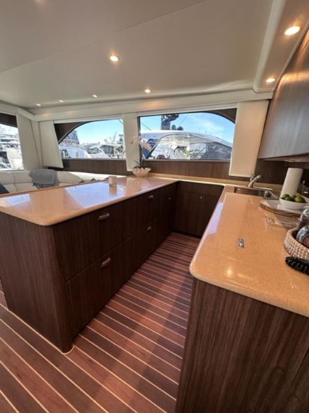 2005 Viking 52