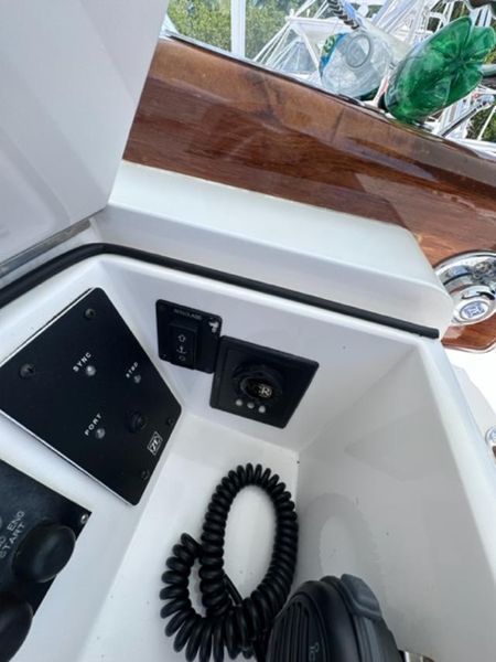 2005 Viking 52